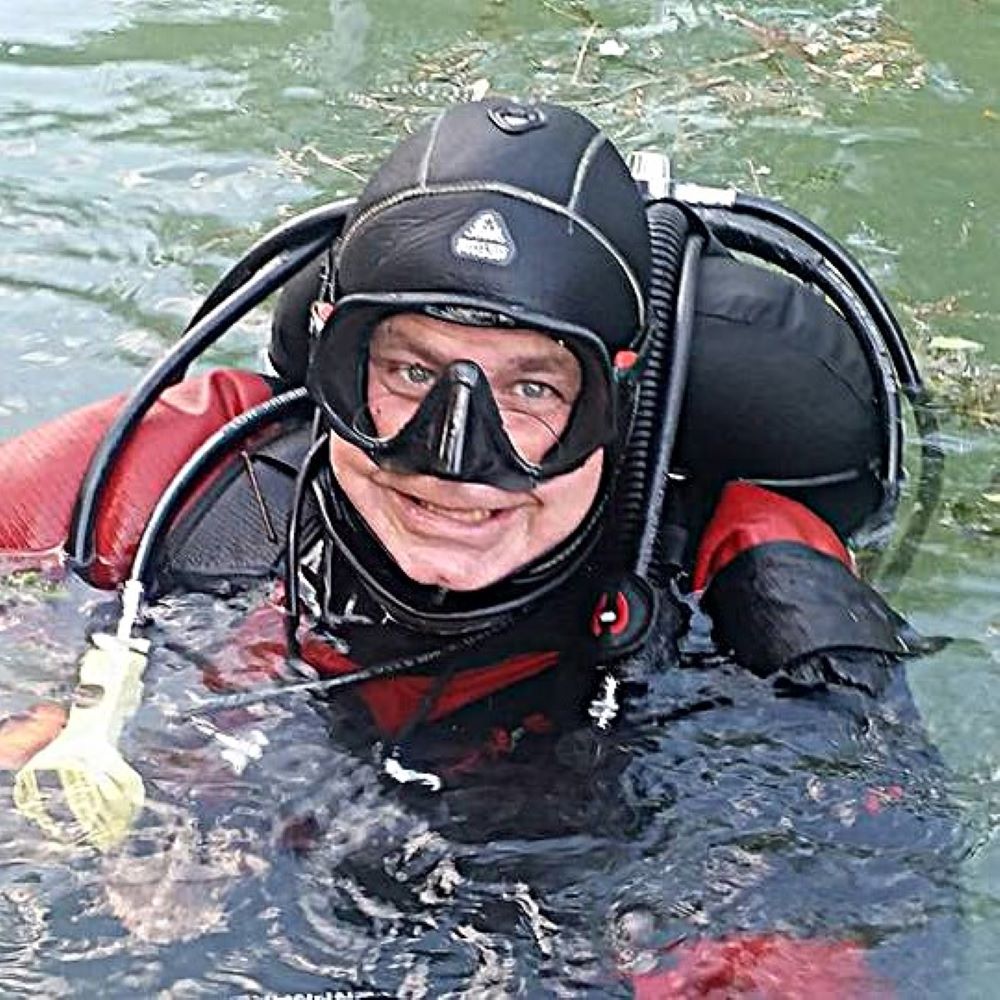 Diver learning from a calm detailed briefing